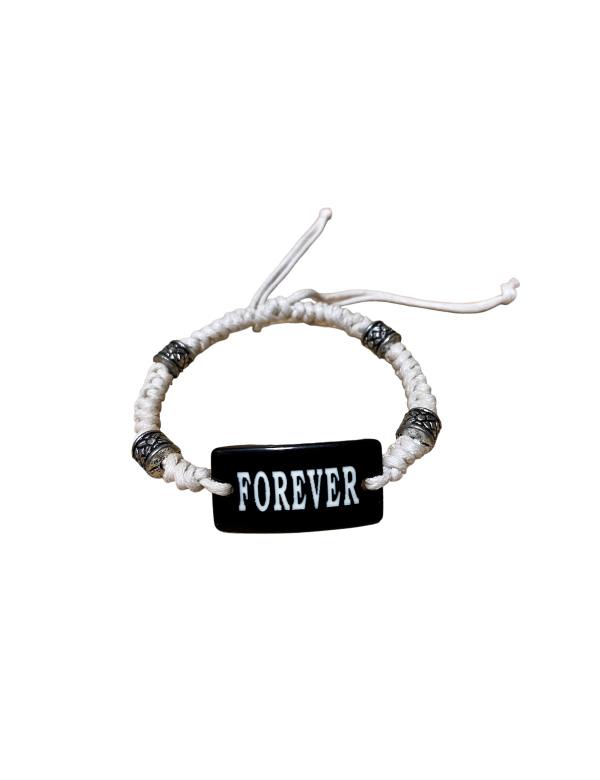 Armbandje met de tekst "Forever" wit