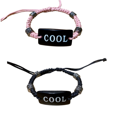 Armbandje met de tekst "Cool" in 2 kleuren