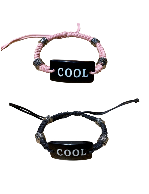 Armbandje met de tekst "Cool" in 2 kleuren