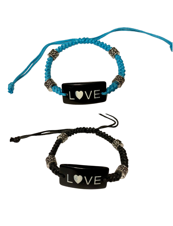 Armbandje met de tekst "Love" in 2 kleuren