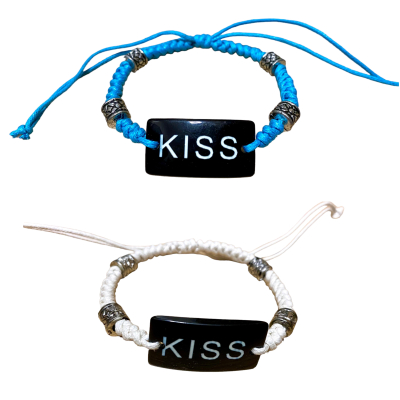 Armbandje met de tekst "Kiss" in 2 kleuren