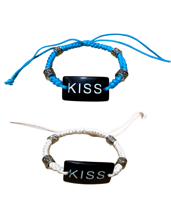 Armbandje met de tekst "Kiss" in 2 kleuren