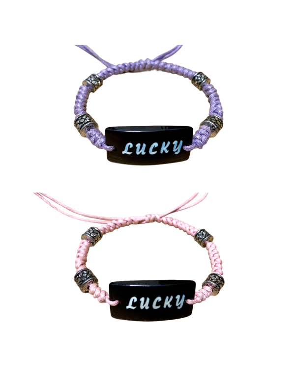 Armbandje met de tekst "Lucky" in 2 kleuren