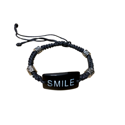 Armbandje met de tekst "Smile" zwart