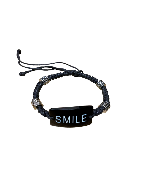 Armbandje met de tekst "Smile" zwart